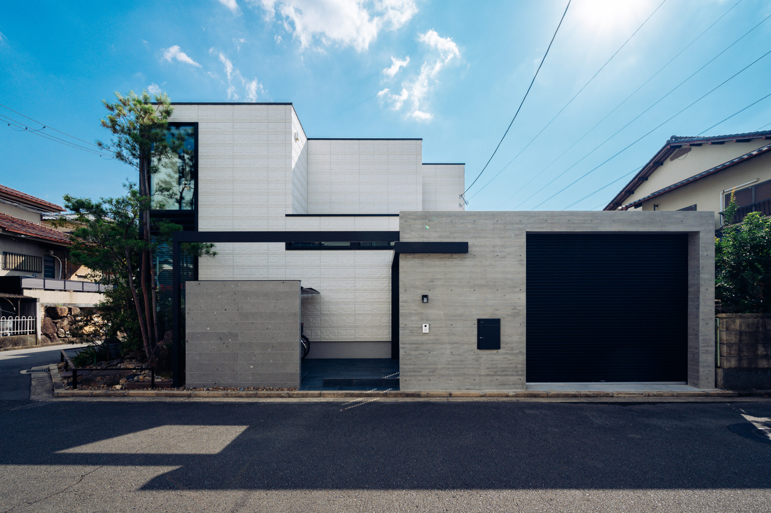 京都府 山採りの植栽と杉板コンクリートを生かした和モダンエクステリアの画像| 風姿|自然と空間の永遠の調和|外部空間デザイン・グラン