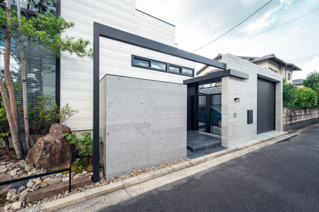 京都府 山採りの植栽と杉板コンクリートを生かした和モダンエクステリアの画像| 風姿|自然と空間の永遠の調和|外部空間デザイン・グラン