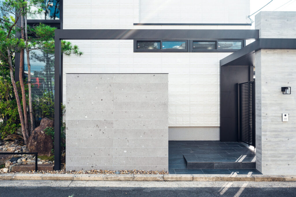 京都府 山採りの植栽と杉板コンクリートを生かした和モダンエクステリアの画像| 風姿|自然と空間の永遠の調和|外部空間デザイン・グラン