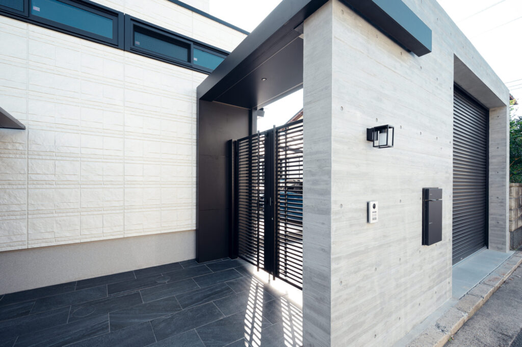 京都府 山採りの植栽と杉板コンクリートを生かした和モダンエクステリアの画像| 風姿|自然と空間の永遠の調和|外部空間デザイン・グラン