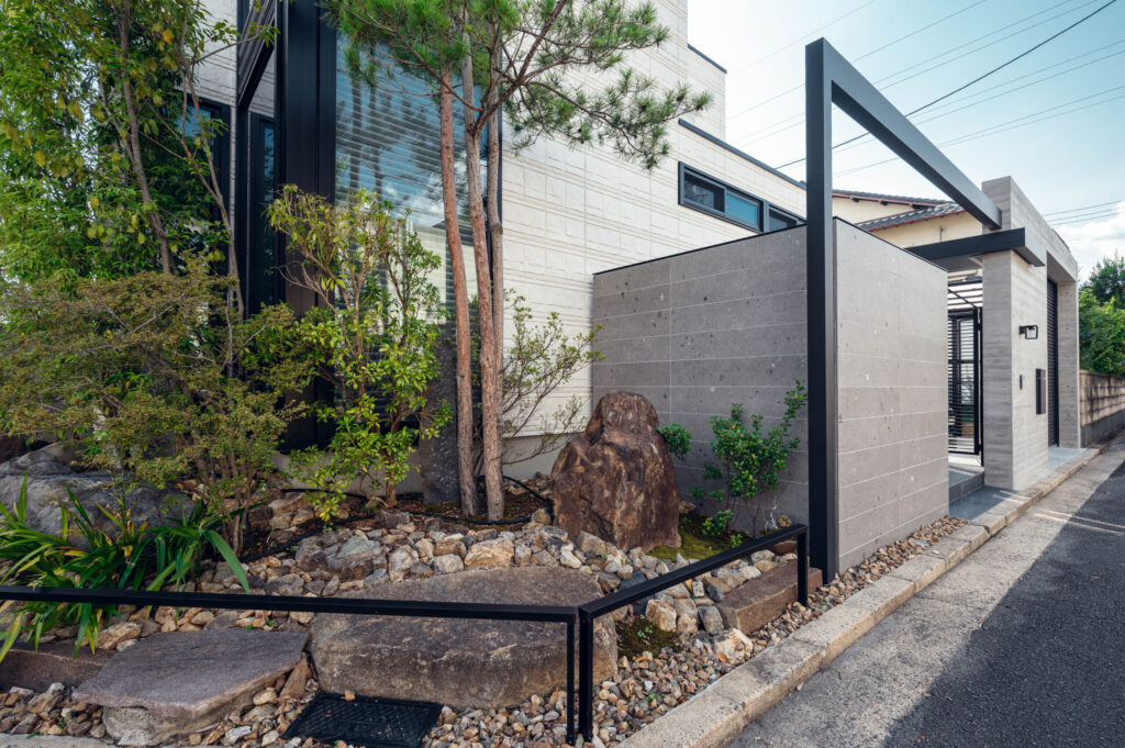 京都府 山採りの植栽と杉板コンクリートを生かした和モダンエクステリアの画像| 風姿|自然と空間の永遠の調和|外部空間デザイン・グラン