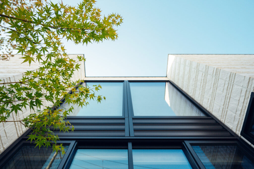 京都府 山採りの植栽と杉板コンクリートを生かした和モダンエクステリアの画像| 風姿|自然と空間の永遠の調和|外部空間デザイン・グラン