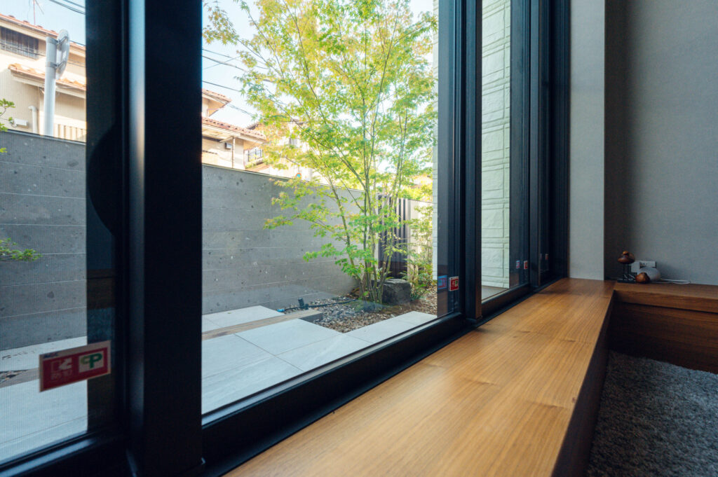 京都府 山採りの植栽と杉板コンクリートを生かした和モダンエクステリアの画像| 風姿|自然と空間の永遠の調和|外部空間デザイン・グラン