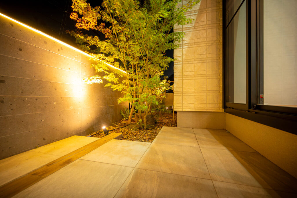 京都府 山採りの植栽と杉板コンクリートを生かした和モダンエクステリアの画像| 風姿|自然と空間の永遠の調和|外部空間デザイン・グラン