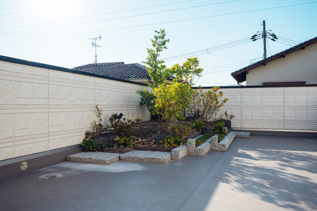 京都府 山採りの植栽と杉板コンクリートを生かした和モダンエクステリアの画像| 風姿|自然と空間の永遠の調和|外部空間デザイン・グラン