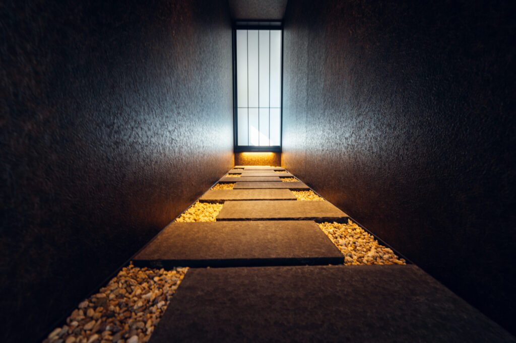 京都府 山採りの植栽と杉板コンクリートを生かした和モダンエクステリアの画像| 風姿|自然と空間の永遠の調和|外部空間デザイン・グラン