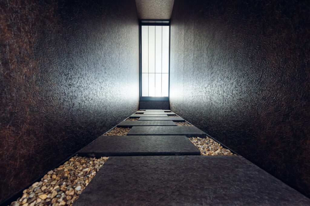 京都府 山採りの植栽と杉板コンクリートを生かした和モダンエクステリアの画像| 風姿|自然と空間の永遠の調和|外部空間デザイン・グラン