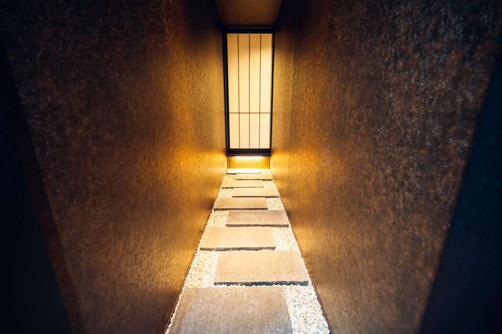 京都府 山採りの植栽と杉板コンクリートを生かした和モダンエクステリアの画像| 風姿|自然と空間の永遠の調和|外部空間デザイン・グラン