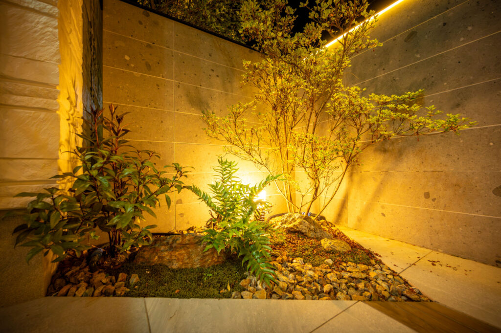 京都府 山採りの植栽と杉板コンクリートを生かした和モダンエクステリアの画像| 風姿|自然と空間の永遠の調和|外部空間デザイン・グラン