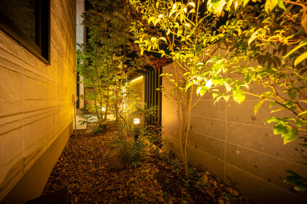 京都府 山採りの植栽と杉板コンクリートを生かした和モダンエクステリアの画像| 風姿|自然と空間の永遠の調和|外部空間デザイン・グラン