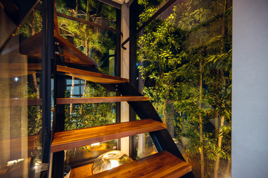 京都府 山採りの植栽と杉板コンクリートを生かした和モダンエクステリアの画像| 風姿|自然と空間の永遠の調和|外部空間デザイン・グラン