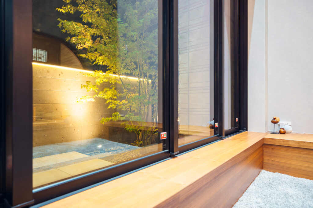 京都府 山採りの植栽と杉板コンクリートを生かした和モダンエクステリアの画像| 風姿|自然と空間の永遠の調和|外部空間デザイン・グラン