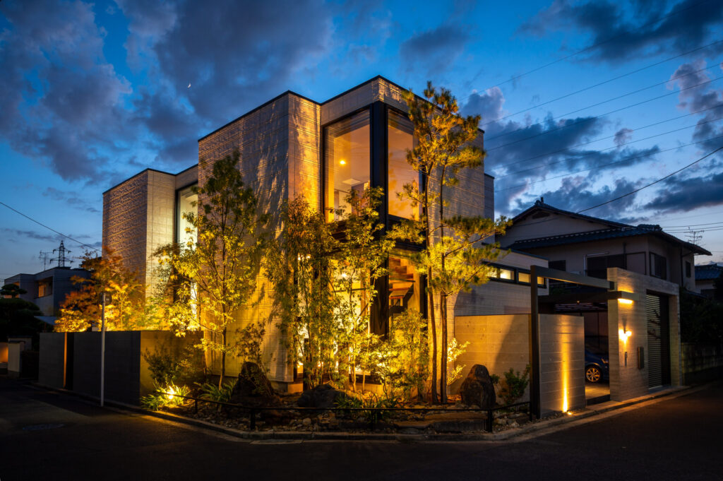 京都府 山採りの植栽と杉板コンクリートを生かした和モダンエクステリアの画像| 風姿|自然と空間の永遠の調和|外部空間デザイン・グラン
