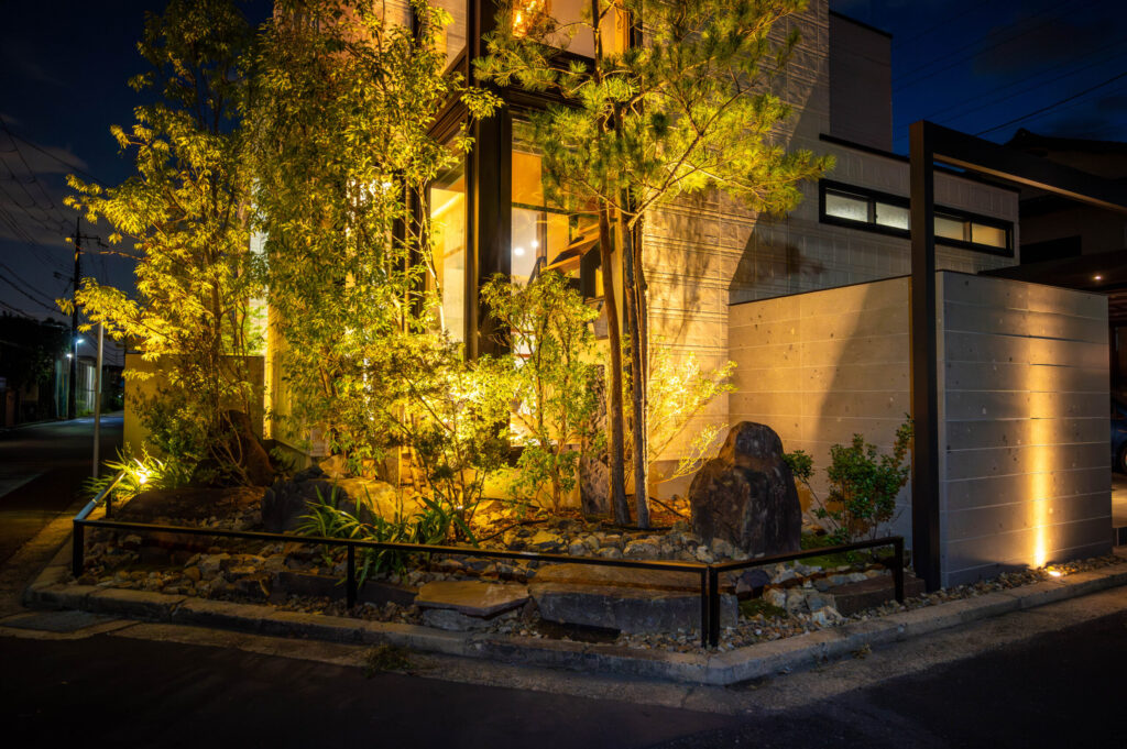 京都府 山採りの植栽と杉板コンクリートを生かした和モダンエクステリアの画像| 風姿|自然と空間の永遠の調和|外部空間デザイン・グラン