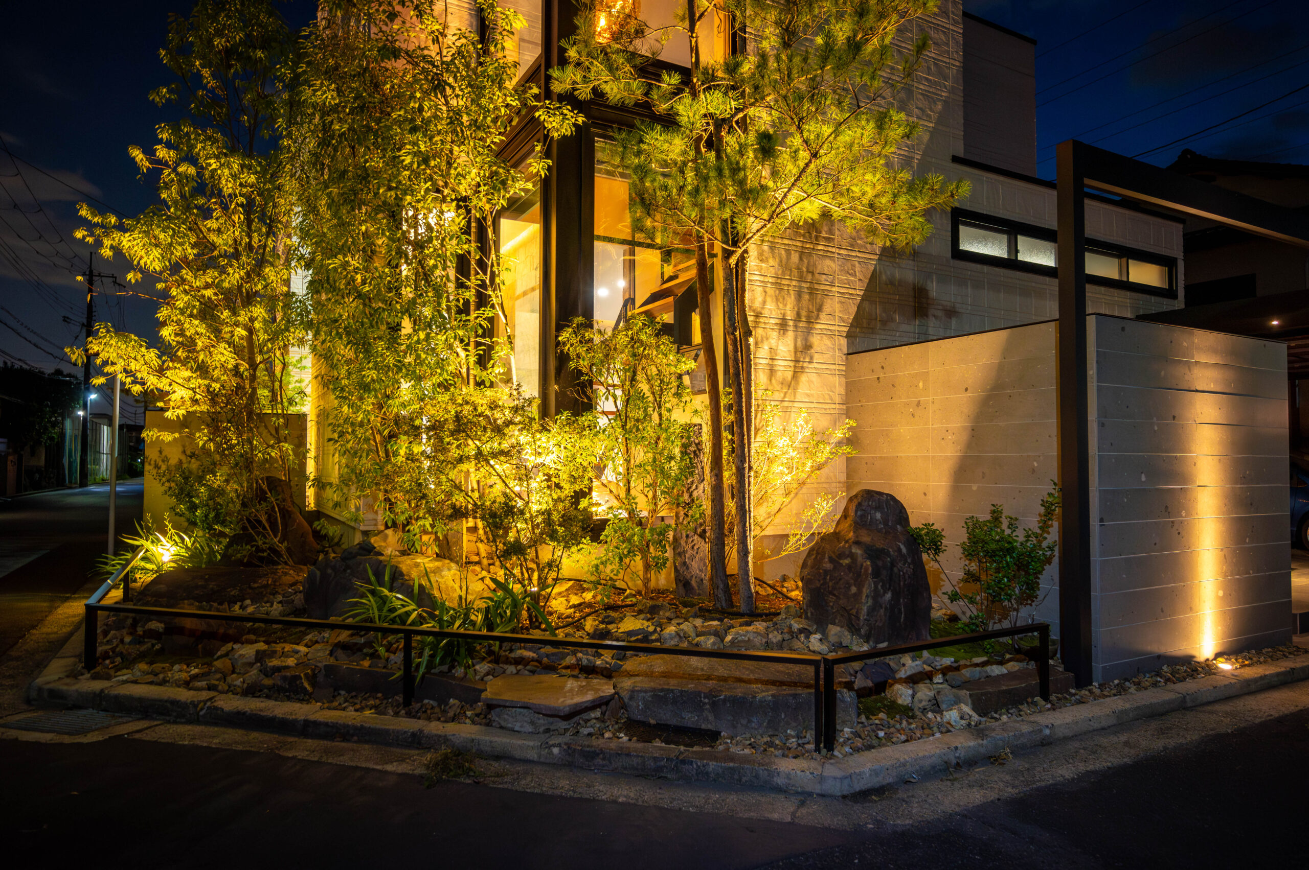 京都府　山採りの植栽と杉板コンクリートを生かした和モダンエクステリア