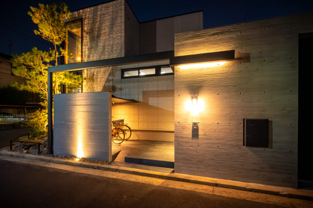 京都府 山採りの植栽と杉板コンクリートを生かした和モダンエクステリアの画像| 風姿|自然と空間の永遠の調和|外部空間デザイン・グラン