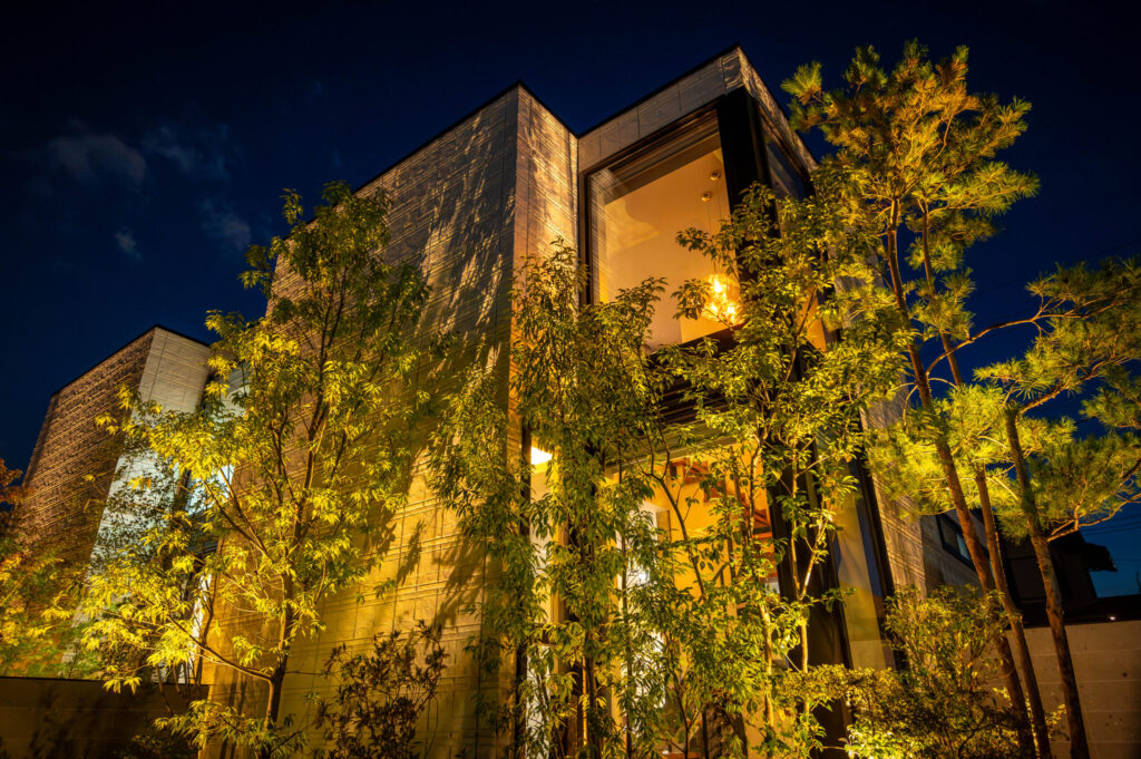 京都府 山採りの植栽と杉板コンクリートを生かした和モダンエクステリアの画像| 風姿|自然と空間の永遠の調和|外部空間デザイン・グラン