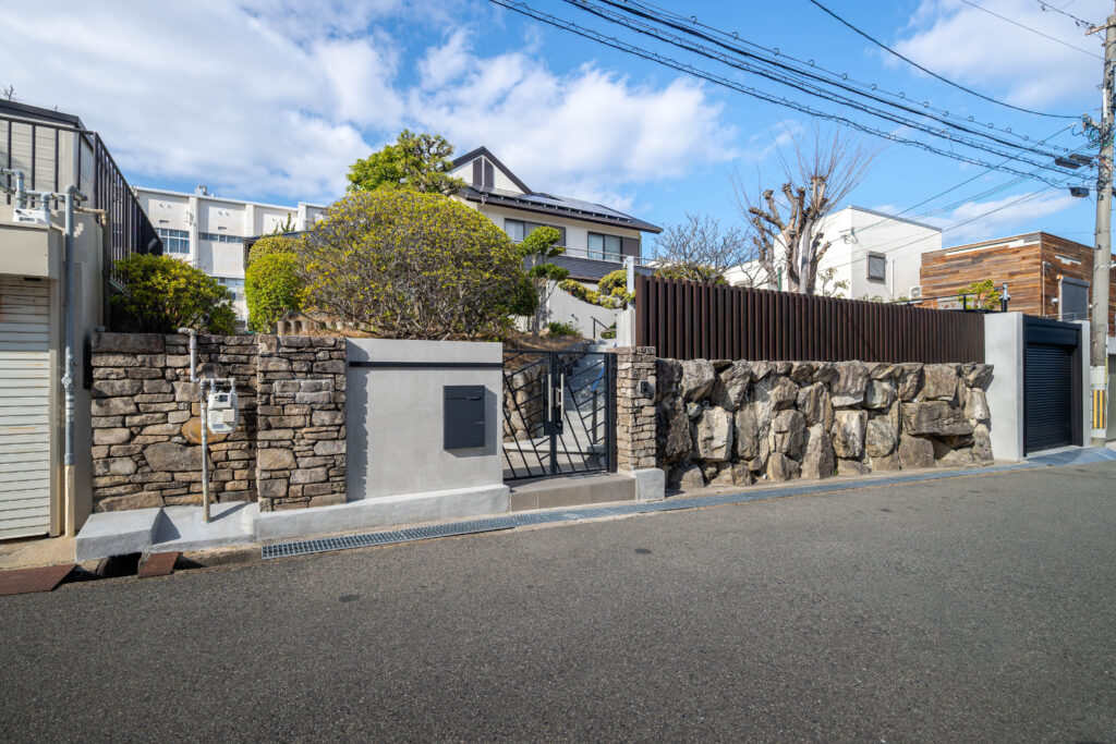 Exterior Renovation with Stonework and Plantingの画像| 風姿|自然と空間の永遠の調和|外部空間デザイン・グラン