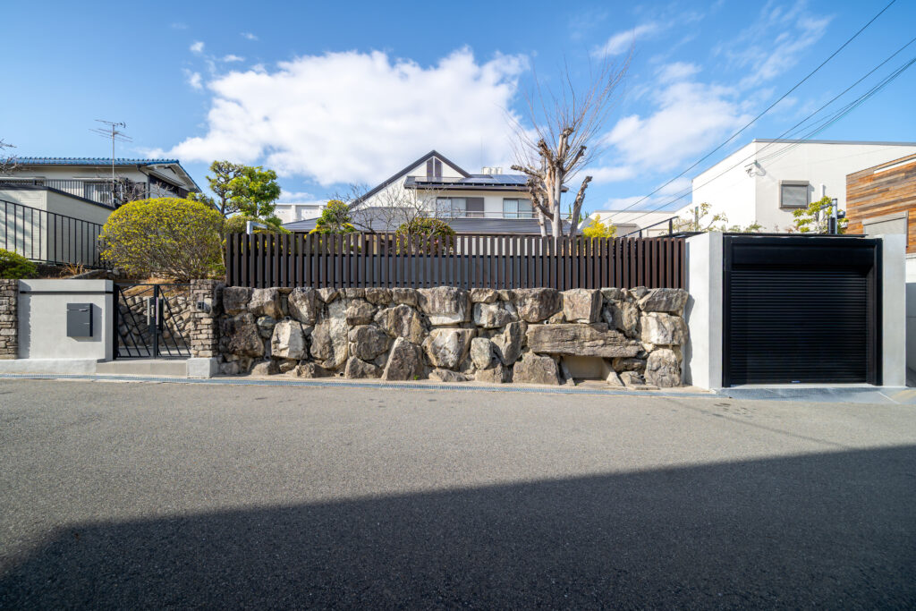 Exterior Renovation with Stonework and Plantingの画像| 風姿|自然と空間の永遠の調和|外部空間デザイン・グラン