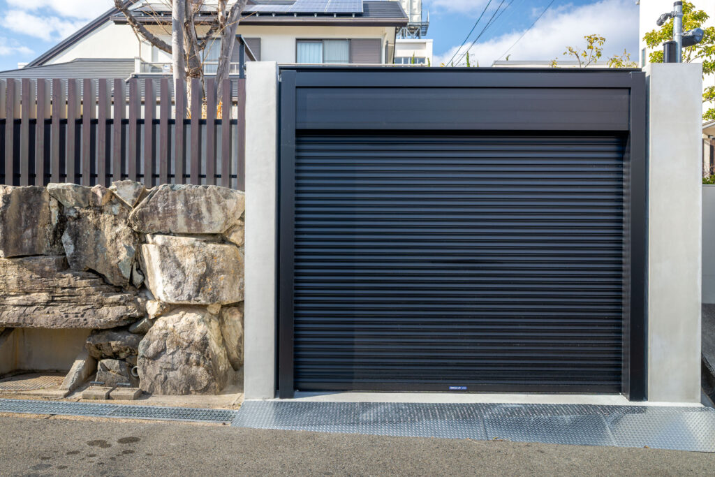 Exterior Renovation with Stonework and Plantingの画像| 風姿|自然と空間の永遠の調和|外部空間デザイン・グラン
