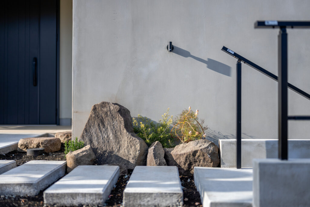 Exterior Renovation with Stonework and Plantingの画像| 風姿|自然と空間の永遠の調和|外部空間デザイン・グラン