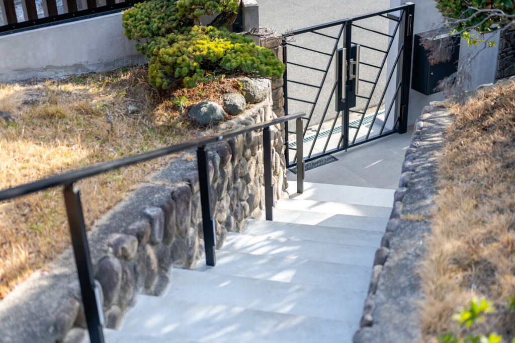 Exterior Renovation with Stonework and Plantingの画像| 風姿|自然と空間の永遠の調和|外部空間デザイン・グラン