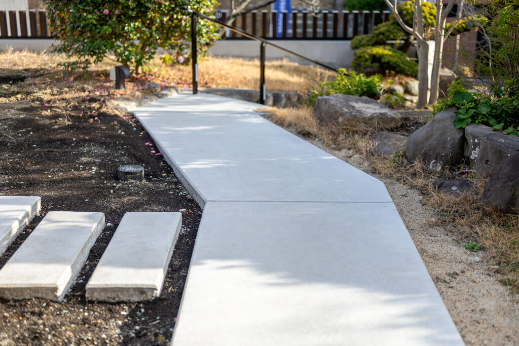 Exterior Renovation with Stonework and Plantingの画像| 風姿|自然と空間の永遠の調和|外部空間デザイン・グラン