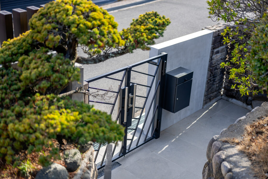Exterior Renovation with Stonework and Plantingの画像| 風姿|自然と空間の永遠の調和|外部空間デザイン・グラン