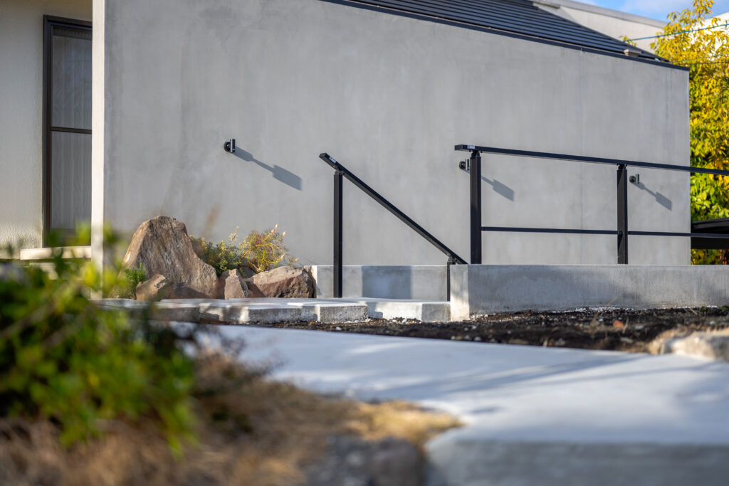 Exterior Renovation with Stonework and Plantingの画像| 風姿|自然と空間の永遠の調和|外部空間デザイン・グラン