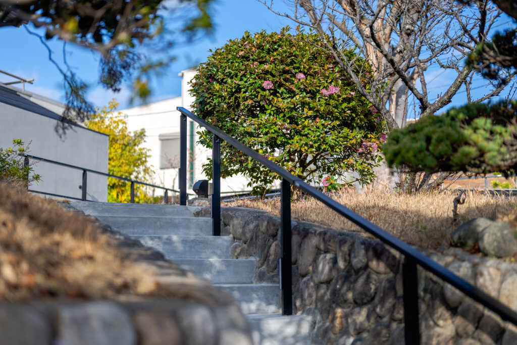 Exterior Renovation with Stonework and Plantingの画像| 風姿|自然と空間の永遠の調和|外部空間デザイン・グラン