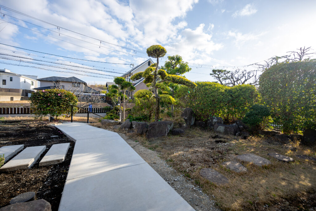 Exterior Renovation with Stonework and Plantingの画像| 風姿|自然と空間の永遠の調和|外部空間デザイン・グラン