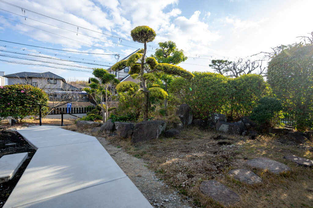 Exterior Renovation with Stonework and Plantingの画像| 風姿|自然と空間の永遠の調和|外部空間デザイン・グラン
