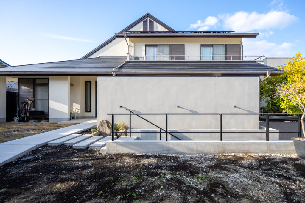 Exterior Renovation with Stonework and Plantingの画像| 風姿|自然と空間の永遠の調和|外部空間デザイン・グラン