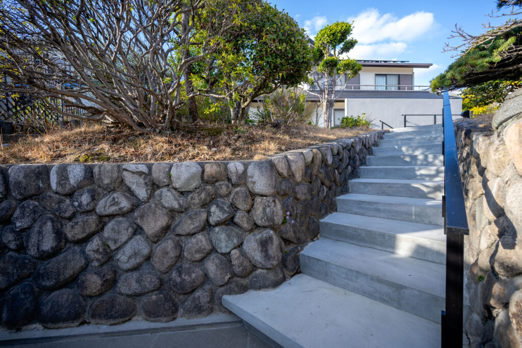 Exterior Renovation with Stonework and Plantingの画像| 風姿|自然と空間の永遠の調和|外部空間デザイン・グラン