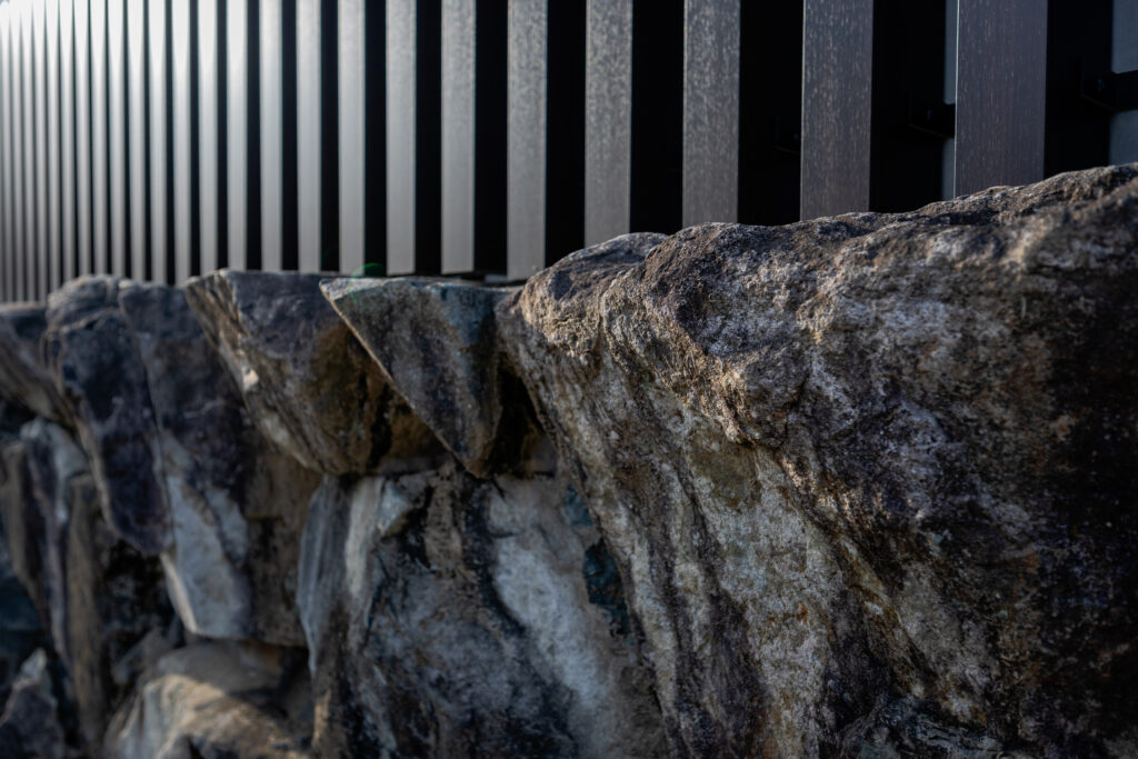 Exterior Renovation with Stonework and Plantingの画像| 風姿|自然と空間の永遠の調和|外部空間デザイン・グラン