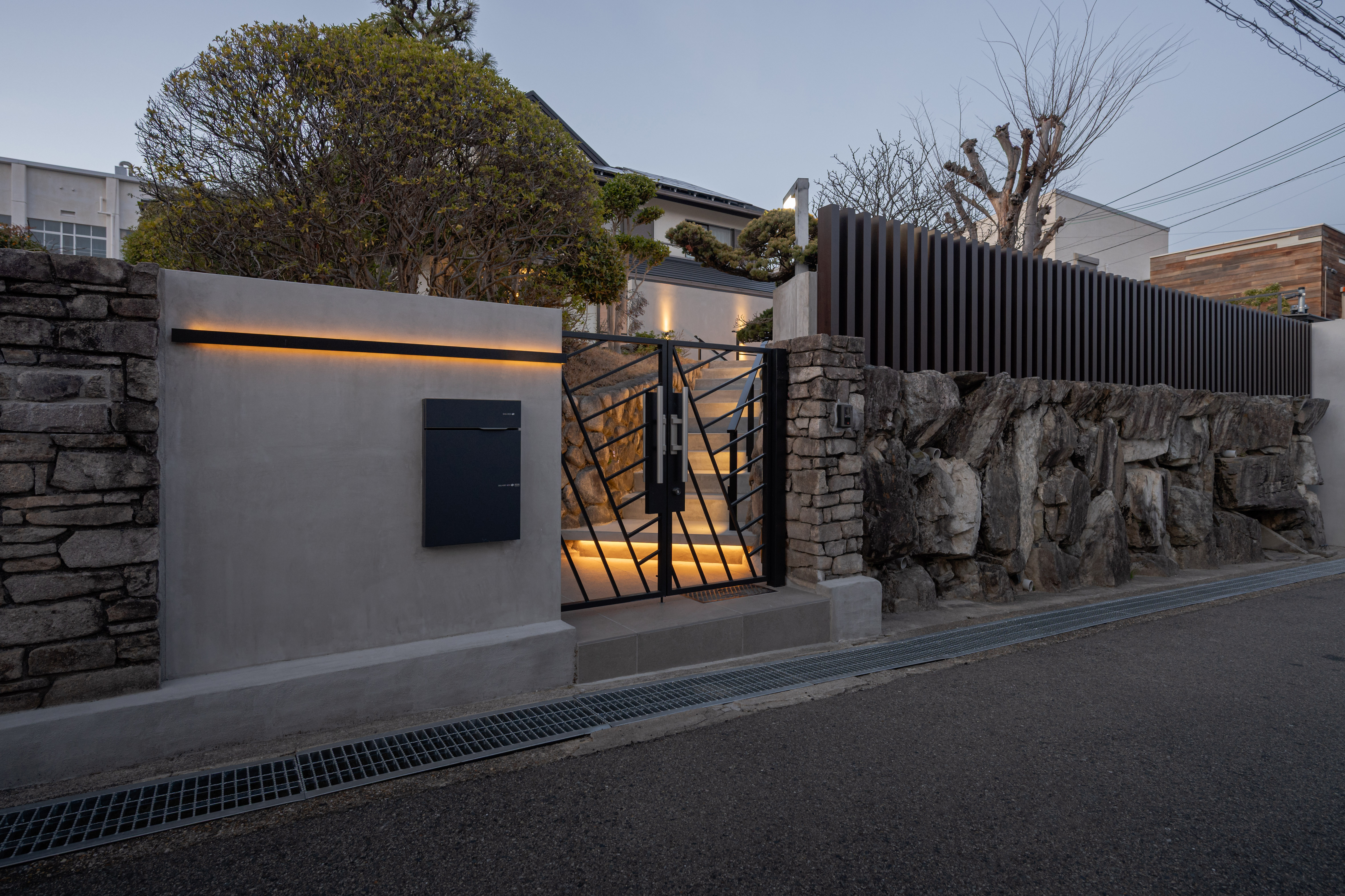 Exterior Renovation with Stonework and Plantingの画像| 風姿|自然と空間の永遠の調和|外部空間デザイン・グラン