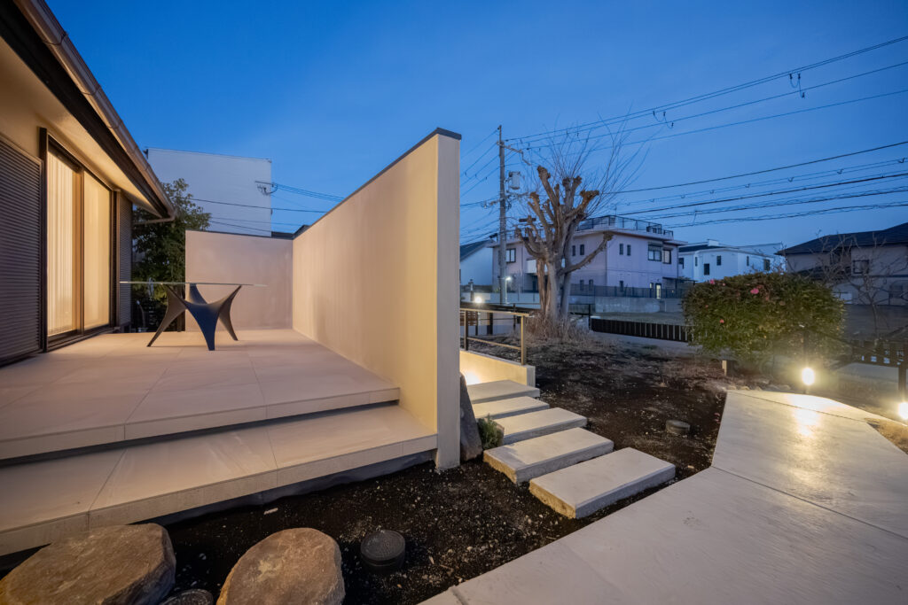 Exterior Renovation with Stonework and Plantingの画像| 風姿|自然と空間の永遠の調和|外部空間デザイン・グラン