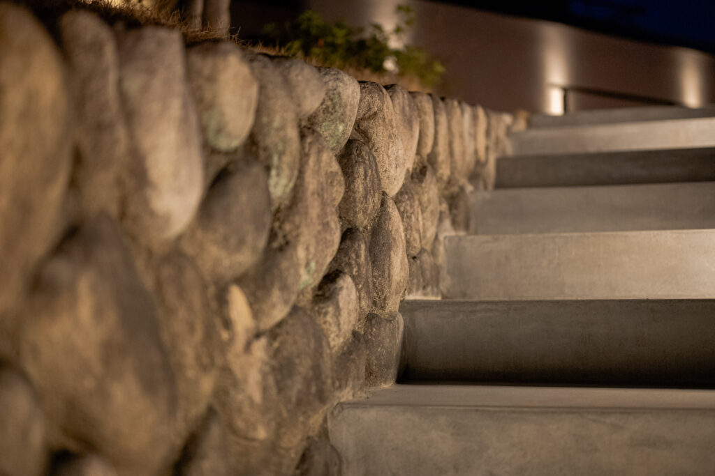 Exterior Renovation with Stonework and Plantingの画像| 風姿|自然と空間の永遠の調和|外部空間デザイン・グラン