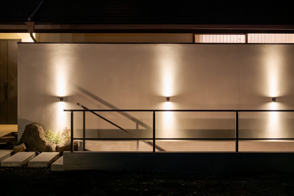 Exterior Renovation with Stonework and Plantingの画像| 風姿|自然と空間の永遠の調和|外部空間デザイン・グラン