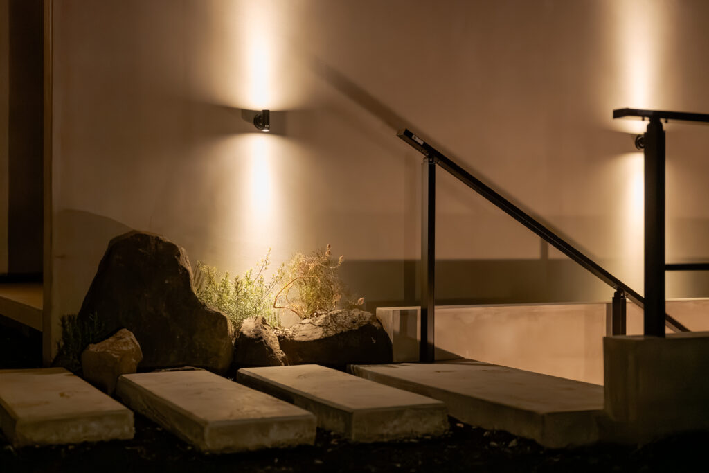 Exterior Renovation with Stonework and Plantingの画像| 風姿|自然と空間の永遠の調和|外部空間デザイン・グラン