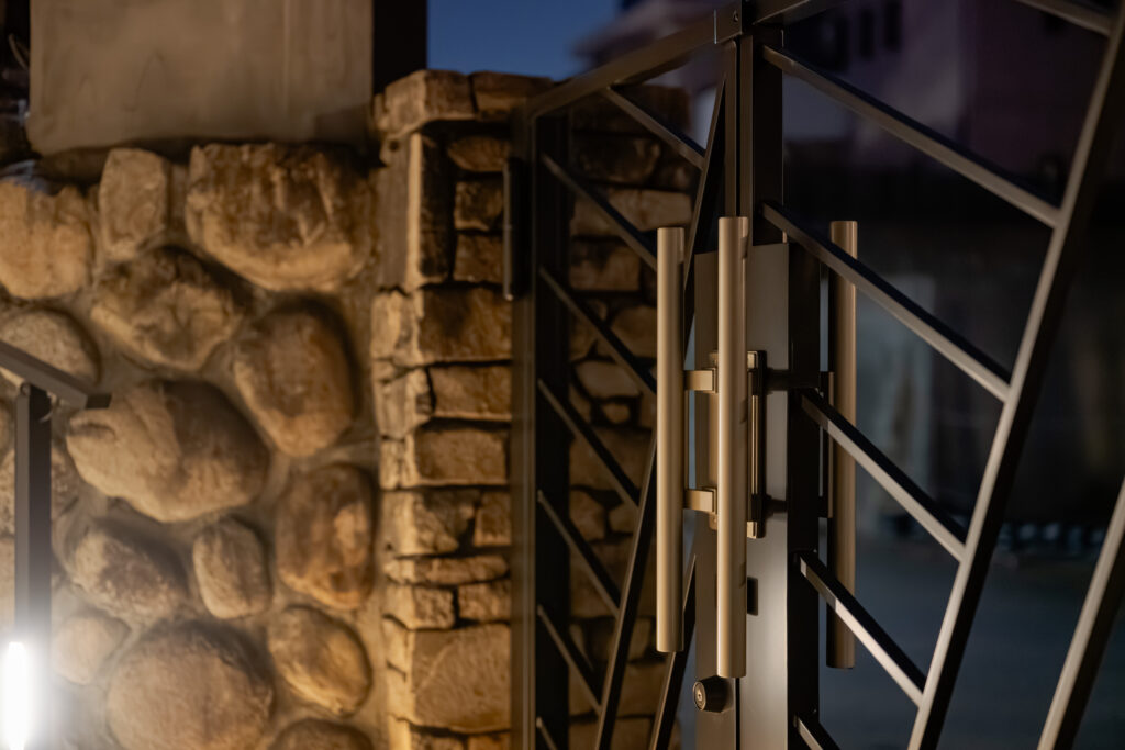 Exterior Renovation with Stonework and Plantingの画像| 風姿|自然と空間の永遠の調和|外部空間デザイン・グラン